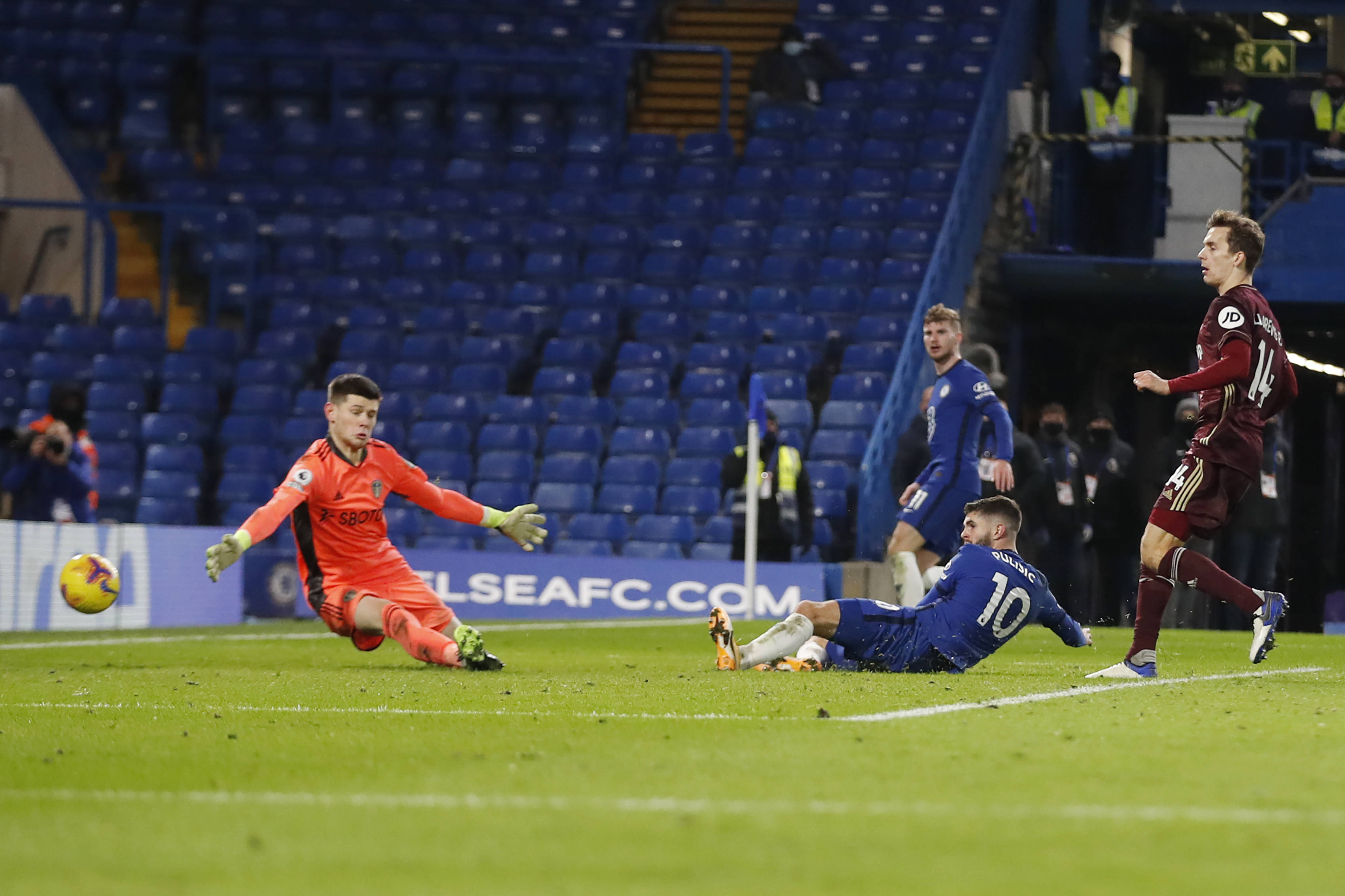 向球迷展现 向球迷展现